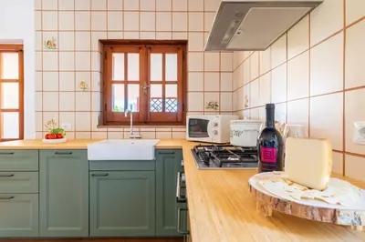 Cucina o angolo cottura di 5' from the Sea, Villa with Large Garden and BBQ