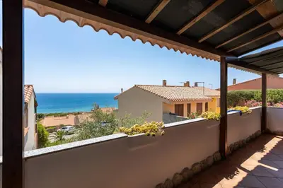 Vista generica sul mare o vista sul mare dall'interno dell'appartamento