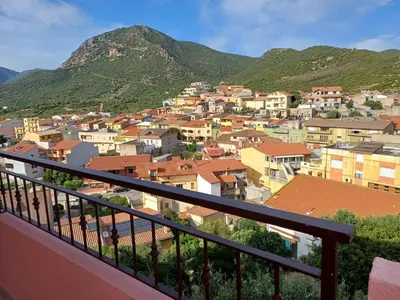 Vista generica sulle montagne o vista sulle montagne dall'interno della casa vacanze