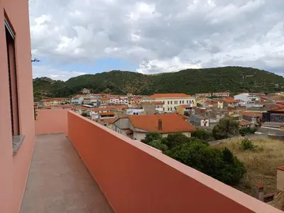 Vista generica sulle montagne o vista sulle montagne dall'interno della casa vacanze