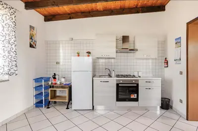 Cucina o angolo cottura di Tra Mare e Campagna - Cortile privato e relax