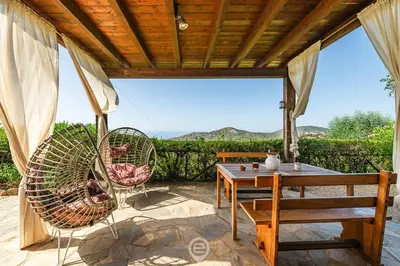 Vista generica sulle montagne o vista sulle montagne dall'interno della villa