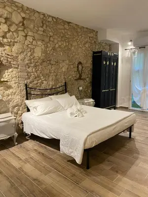 Letto o letti in una camera di Dani's House Holiday - Casa vacanza con vasca idromassaggio nel cuore di Cagliari