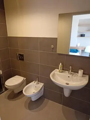 Bagno di Trilocale in centro vicino al parco Monte Urpinu