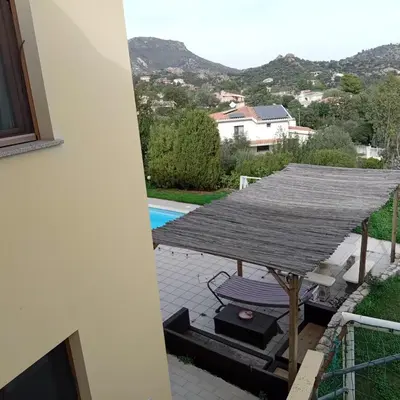 Vista generica sulle montagne o vista sulle montagne dall'interno della casa vacanze
