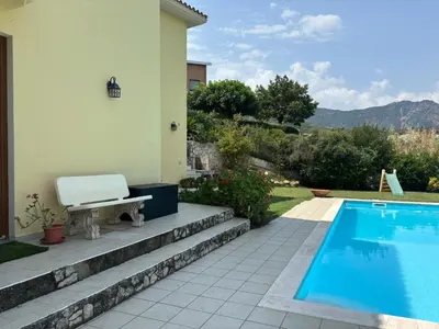 Vista generica sulle montagne o vista sulle montagne dall'interno della casa vacanze