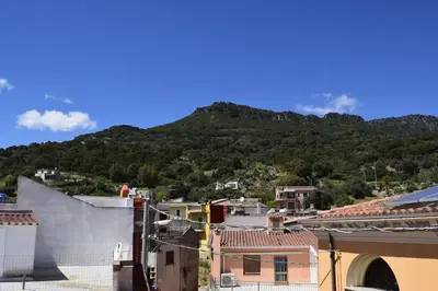 Vista generica sulle montagne o vista sulle montagne dall'interno della casa vacanze