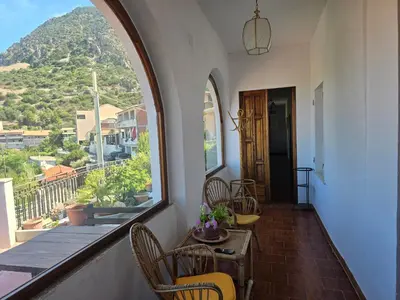 Vista generica sulle montagne o vista sulle montagne dall'interno della casa vacanze