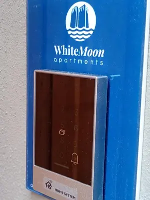 Certificato, attestato, insegna o altro documento esposto da WHITE MOON CAGLIARI via Dettori 5 Centro