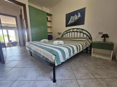 Letto o letti in una camera di Villa vicino al mare