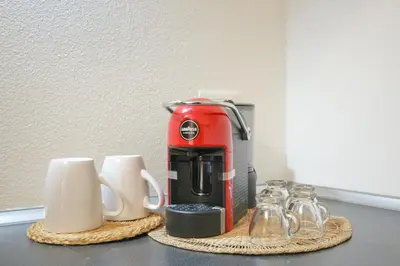 Set per la preparazione di tè e caffè presso Appartamento in centro storico a Cagliari