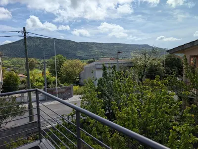 Vista generica sulle montagne o vista sulle montagne dall'interno della casa vacanze
