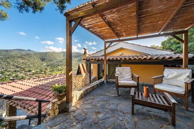 Vista generica sulle montagne o vista sulle montagne dall'interno della villa