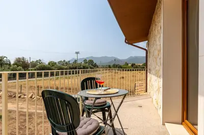 Vista generica sulle montagne o vista sulle montagne dall'interno del bed & breakfast