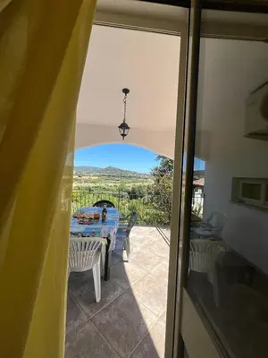Vista generica sulle montagne o vista sulle montagne dall'interno dell'appartamento