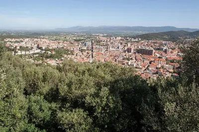 Vista generica sulle montagne o vista sulle montagne dall'interno dell'appartamento