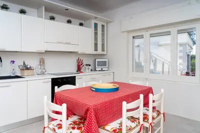 Cucina o angolo cottura di Villa Bianca con accesso diretto alla spiaggia