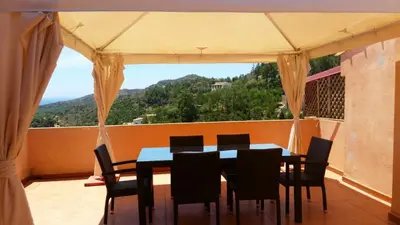 Vista generica sulle montagne o vista sulle montagne dall'interno della casa vacanze