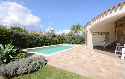Piscina di Cozy Home In Costa Rei o nelle vicinanze