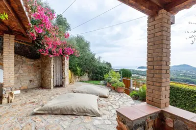 Vista generica sulle montagne o vista sulle montagne dall'interno della villa