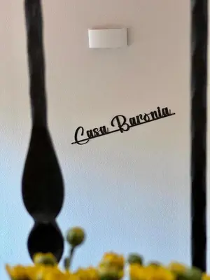 Certificato, attestato, insegna o altro documento esposto da Casa Baronia