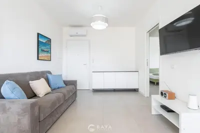 TV o dispositivi per l'intrattenimento presso Modern & Bright 2BR Retreat with Balcony