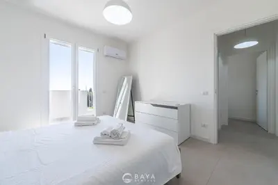 Letto o letti in una camera di Modern & Bright 2BR Retreat with Balcony