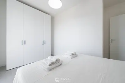 Letto o letti in una camera di Modern & Bright 2BR Retreat with Balcony