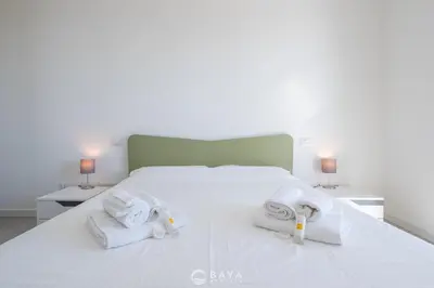 Letto o letti in una camera di Modern & Bright 2BR Retreat with Balcony