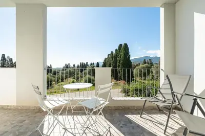 Balcone o terrazza di Modern & Bright 2BR Retreat with Balcony