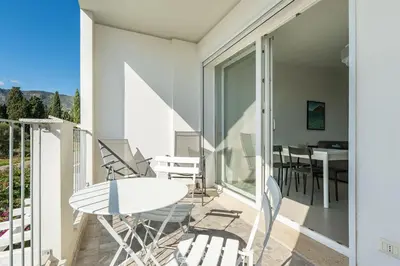 Balcone o terrazza di Modern & Bright 2BR Retreat with Balcony