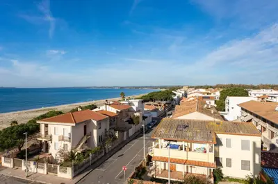 Vista generica sul mare o vista sul mare dall'interno dell'appartamento