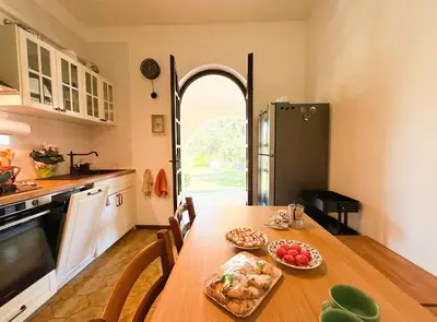 Cucina o angolo cottura di Breezy Garden Hideaway in Pula, Private Garden