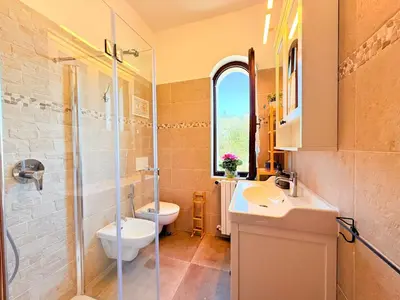 Bagno di Breezy Garden Hideaway in Pula, Private Garden