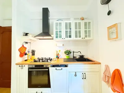 Cucina o angolo cottura di Breezy Garden Hideaway in Pula, Private Garden
