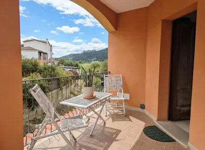 Vista generica sulle montagne o vista sulle montagne dall'interno dell'appartamento