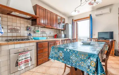 Cucina o angolo cottura di 2 Bedroom Stunning Apartment In Carloforte