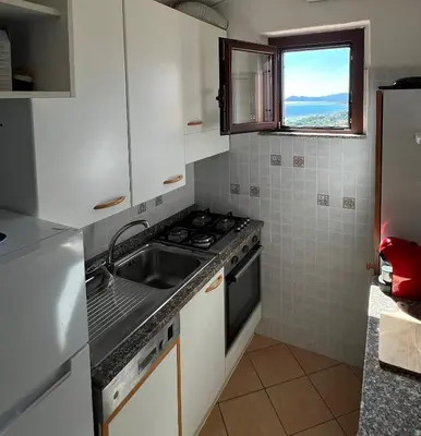 Cucina o angolo cottura di Casa Paradiso - Seaview & short walk to beach