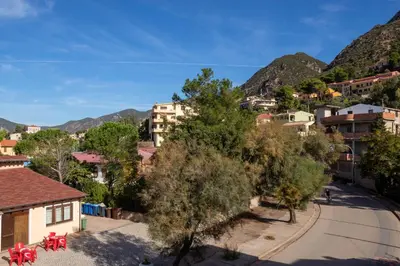 Vista generica sulle montagne o vista sulle montagne dall'interno dell'affittacamere