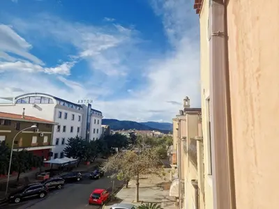 Vista generica sulle montagne o vista sulle montagne dall'interno dell'appartamento
