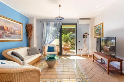 TV o dispositivi per l'intrattenimento presso Villa Ray - Front row beachfront with garden