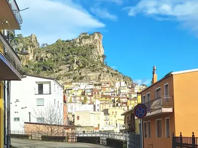 Vista generica sulle montagne o vista sulle montagne dall'interno dell'affittacamere