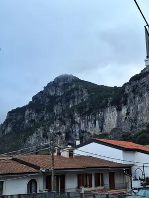 Vista generica sulle montagne o vista sulle montagne dall'interno dell'affittacamere