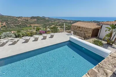 Piscina di Villa Paolo con piscina privata o nelle vicinanze