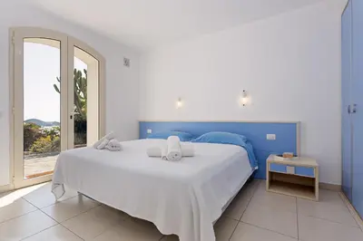 Letto o letti in una camera di Villa Paolo con piscina privata