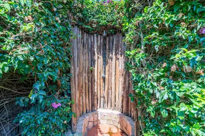 Giardino di Villa Ulivo - Spiaggia di Porto Giunco a piedi