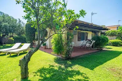 Giardino di Villa Ulivo - Spiaggia di Porto Giunco a piedi