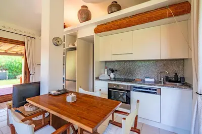 Cucina o angolo cottura di Villa Ulivo - Spiaggia di Porto Giunco a piedi