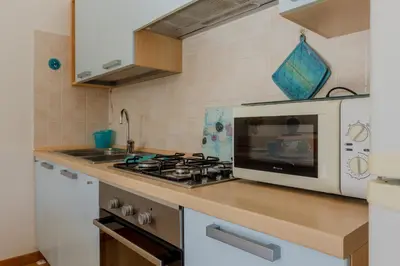 Cucina o angolo cottura di GuestHost - Lovely Villa with Garden