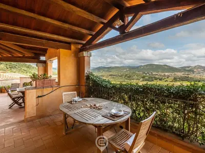 Vista generica sulle montagne o vista sulle montagne dall'interno della casa vacanze